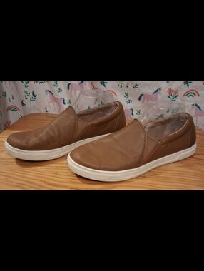 EUC UGG Alameda Tan Leather Casual Everyday Comfy Slip-On Sneaker Shoe SZ 9
